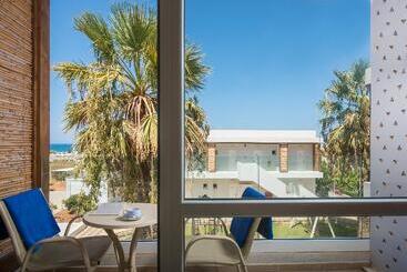 Lavris Hotel & Bungalows