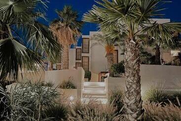 Lavris Hotel & Bungalows