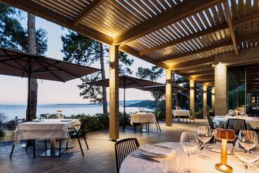 استراحتگاه White Rocks Hotel Kefalonia