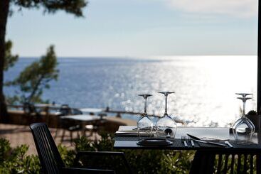 استراحتگاه White Rocks Hotel Kefalonia