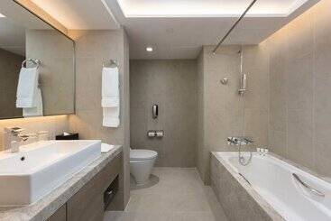هتل New World Millennium Hong Kong