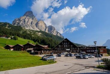 هتل Th Corvara   Greif