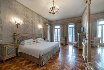 هتل Villa Flori