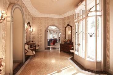 هتل Villa Flori