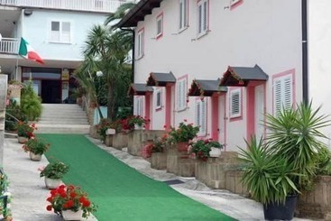 اقامتگاه Villaggio Verde Cupra