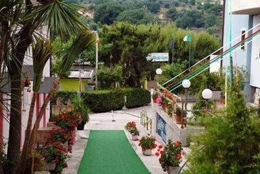 اقامتگاه Villaggio Verde Cupra