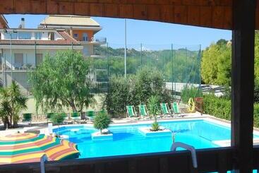 اقامتگاه Villaggio Verde Cupra