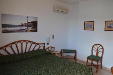 هتل Albergo Le Briciole