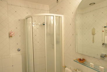 De Rose Hotel