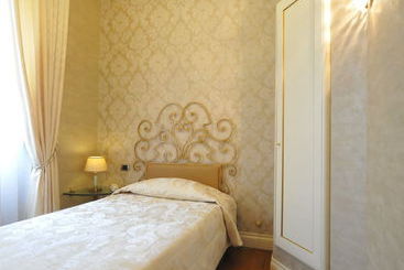 De Rose Hotel