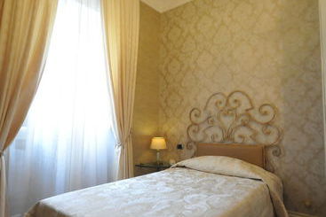 De Rose Hotel