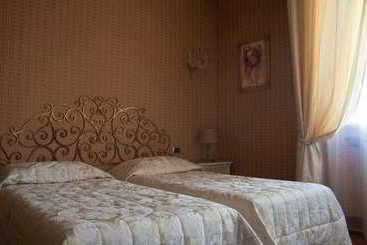 De Rose Hotel