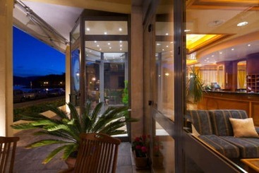 هتل Florida Lerici