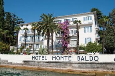 هتل Monte Baldo E Villa Acquarone
