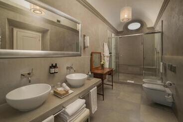 هتل NH Collection Firenze Porta Rossa