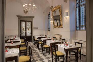 هتل NH Collection Firenze Porta Rossa