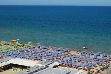 هتل Caravelle