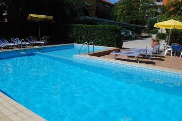 هتل Caravelle