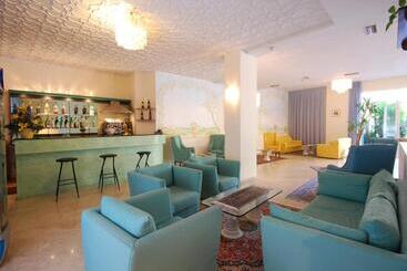 هتل Caravelle