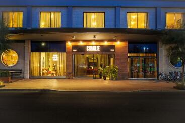 هتل Charlie In Pesaro