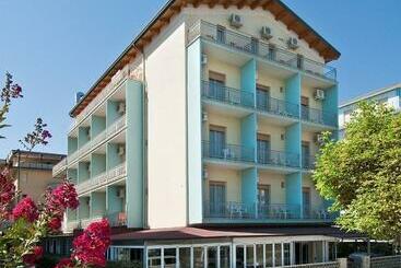 هتل Saint Tropez Spa & Restaurant