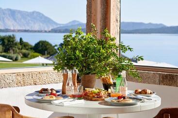 هتل Due Lune Puntaldia Resort & Golf