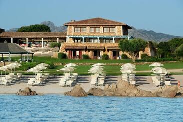 هتل Due Lune Puntaldia Resort & Golf