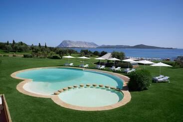 هتل Due Lune Puntaldia Resort & Golf