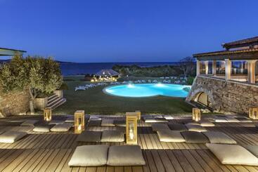 هتل Due Lune Puntaldia Resort & Golf