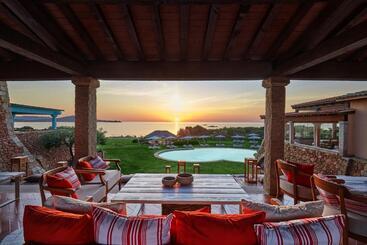 هتل Due Lune Puntaldia Resort & Golf