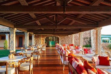 هتل Due Lune Puntaldia Resort & Golf