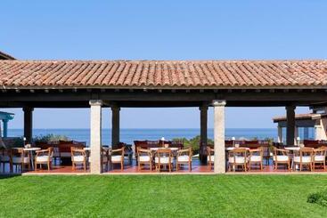هتل Due Lune Puntaldia Resort & Golf