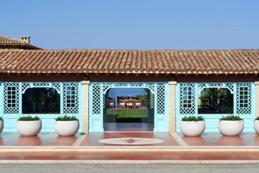 هتل Due Lune Puntaldia Resort & Golf