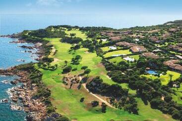 هتل Due Lune Puntaldia Resort & Golf