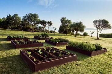 هتل Due Lune Puntaldia Resort & Golf