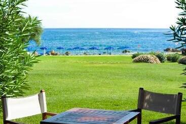 هتل Due Lune Puntaldia Resort & Golf