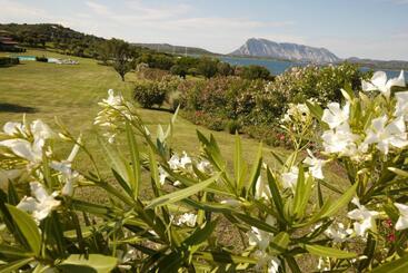 هتل Due Lune Puntaldia Resort & Golf