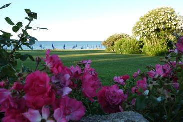 هتل Due Lune Puntaldia Resort & Golf