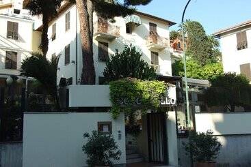 اقامتگاه Coccodrillo Hotel & Apartments