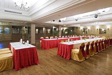 هتل Clarks Avadh