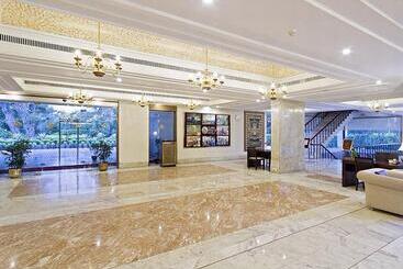 هتل Clarks Avadh