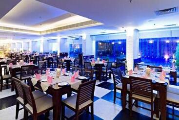 هتل Clarks Avadh
