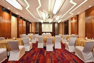 Fariyas Hotel Mumbai , Colaba