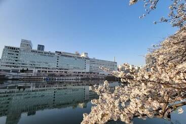 هتل Osaka Castle