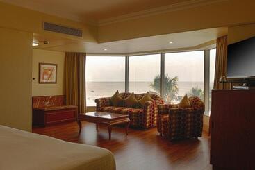 ホテル Ramada Plaza By Wyndham Palm Grove
