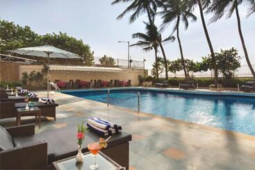 ホテル Ramada Plaza By Wyndham Palm Grove