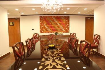 هتل The Ashok, New Delhi