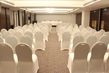 هتل The Hans, New Delhi