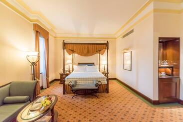 هتل The Oberoi Grand Kolkata