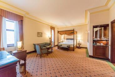 هتل The Oberoi Grand Kolkata